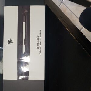 BLACK LANGE HAIR FLAT IRON STRAIGHTENER